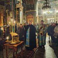 Введение во храм Пресвятой Владычицы нашей Богородицы и Приснодевы Марии — так полностью называется праздник, который Русская Православная Церковь отмечает 4 декабря (по новому стилю). В этот день православные христиане вспоминают, как святые праведные Иоаким и Анна привели свою трехлетнюю дочь — Пресвятую Богородицу — в Иерусалимский Храм. Сделали они это, чтобы исполнить свой обет перед Господом — посвятить дочь служению Ему. С этого дня Дева Мария жила при Иерусалимском Храме — до того самого момента, как была обручена праведному Иосифу.
