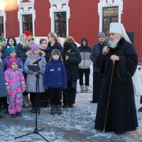 3 января, учащиеся Воскресной школы и детского клиросного хора Предтеченского духовно-просветительского центра традиционно участвовали в открытии Рождественской недели в Калуге у Рождественского вертепа храма святого пророка Иоанна Предтечи. Теплое концертное выступление детей и встреча важного гостя: митрополита Калужского и Боровского Климента - всё это уже позади.., но впереди главное - праздник, которому все празднества посвящены - Рождество Христово!