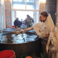 18 января, в Навечерие Богоявления, Крещенский сочельник, в храме святого пророка Иоанна Предтечи в Калуге были совершены праздничные богослужения. Начался богослужебный день накануне вечером с вседневных вечерни и утрени. Утром были совершены литургия святителя Иоанна Златоуста, великая вечерня и затем чин освящения воды.  Все богослужебные тексты этого дня посвящены событиям и смыслу Крещения Иисуса Христа.  Во время великой вечерни звучат 13 паремий — отрывков из Священного Писания, которые читаются на богослужении для того, чтобы глубже передать суть праздника.