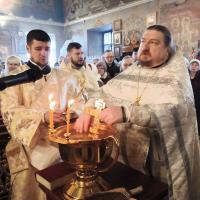 19 января, Святое Богоявление. Святая Церковь в празднике Крещения Господня утверждает нашу веру в высочайшую, непостижимую разумом тайну Трех Лиц Единого Бога и научает нас равночестно исповедовать и прославлять Святую Троицу Единосущную и Нераздельную; обличает и разрушает заблуждения древних лжеучителей, пытавшихся мыслью и словом человеческим объять Творца мира.