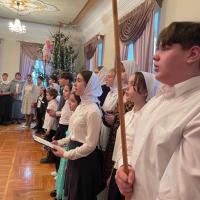 8 января учащиеся, педагоги и родители Воскресной школы Предтеченского духовно-просветительского центра участвовали в городском колядовании. В начале пути они поздравили Владыку Климента с Рождеством Христовым стихами, колядками и подарили подарок, сделанный своими руками, вдумчиво отвечали на вопросы, задаваемые Владыкой по теме праздника, зарабатывая конфеты из сундука. Архипастырь в конце встречи подарил мешок со сладостями для всей школы.