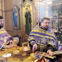Утром 8 марта, великомученика Феодора Тирона, обретения мощей блаженной Матроны Московской, в храме святого пророка Иоанна Предтечи в Калуге, клиром храма совершена Божественная Литургия Иоанна Златоуста, возглавил богослужение настоятель храма игумен Мефодий (Пронькин).