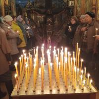 Обычно во время Великого поста у православных бывает три родительские субботы для особого поминовения усопших, но в 2025 году их будет две — 15 и 29 марта. Поскольку родительская суббота 22 марта выпадает на день памяти подвига Сорока Севастийских мучеников, то заупокойные богослужения проводить не будут.  Первая из Великопостных родительских суббот всегда бывает во вторую неделю Великого поста. Верующие 15 марта поминают своих православных усопших родственников и близких. В храмах в этот день после Божественной литургии прошли особые заупокойные службы — панихиды. По традиции перед родительской субботой, вечером в пятницу, совершается Великая панихида или парастас.