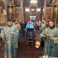 В субботу пятой седмицы Великого поста (в 2025 году этот день приходится на 5 апреля) Святая Церковь празднует славословный Богородичный праздник, который имеет собственное название — Похвала Пресвятой Богородицы. Также часто употребляется наименование Суббота Акафиста, потому что в этот день на утрене поется акафист Пресвятой Богородице.  Акафист Пресвятой Богородице — это хвалебный гимн, составленный в честь Богоматери и ставший образцом для всех последующих подобных произведений.