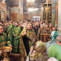 13 апреля. «Вербное Воскресенье» – так обычно называют в народе праздник Входа Господня в Иерусалим. Православные христиане спешат в церковь с пучками пушистых верб. Нас охватывает радостное предчувствие: через неделю – Пасха! Скоро еврейская Пасха, и за шесть дней до нее Христос направляется к городским воротам, словно желая воссесть на принадлежащий Ему царский престол, впервые позволяя называть себя Царем.