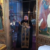17 апреля, Великий Четверг, в богослужении воспоминаются четыре важнейших события из жизни Христа Спасителя: Тайная Вечеря, на которой Господь установил новозаветное таинство святой Евхаристии; омовение ног ученикам в знак глубокого смирения и любви к ним; молитва в саду Гефсиманском и предательство Иисуса Христа Иудою на страдания и смерть. Накануне вечером были совершены малое повечерие и утреня, утром вечерня в соединении с литургией Василия Великого.