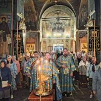 «Рождество Твое, Богородице Дево, радость возвести всей вселенней: из Тебе бо возсия Солнце правды Христос Бог наш, и разрушив клятву, даде благословение, и упразднив смерть, дарова нам живот вечный».  Рождество Пресвятой Владычицы нашей Богородицы и Приснодевы Марии — полное название праздника, который Русская Православная Церковь отмечает 21 сентября.  Святой Иоанн Дамаскин видел в Пресвятой Деве происхождение из царского рода Давида и священнического рода. Её родители отличались праведностью, и она родилась в Назарете, что символизирует цветущее и сокровенное место. Она — цвет, проросший из неплодной утробы, благоухающий и дарующий плод — Христа Бога. Она превзошла Херувимов мудростью и познанием.