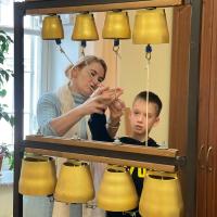 В субботу состоялся первый урок школы юных звонарей в воскресной школе Предтеченского духовно-просветительского центра. С ударом колокола начинается служба в храме. Звонит колокол и зовет, разговаривает своим могучим языком с каждым человеком по-своему: кого-то просит остановиться и посмотреть ввысь, кого-то побуждает зайти в храм, а кого-то зовет на колокольню – подняться высоко и ударить в колокола, услышать, как разливается звук по воздуху и до самого Неба…