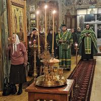 23 октября день памяти одного из самых известных и любимых в народе святых — преподобного Амвросия Оптинского (1812-1891). Этот великий старец XIX века более 30 лет провёл в знаменитой Оптиной пустыни, став для всей России духовным наставником.  К нему за советом и утешением шли тысячи людей — от простых крестьян до известных писателей, таких как Фёдор Достоевский и Лев Толстой. Старец Амвросий обладал даром прозорливости, умел найти для каждого человека, вне зависимости от его сословия и образования, простые, ясные и нужные слова. Его мудрые изречения, полные любви и доброго юмора, дошли до наших дней: «Жить — не тужить, никого не осуждать, никому не досаждать, и всем — моё почтение!», «Где просто, там ангелов со сто, а где мудрено — там ни одного».