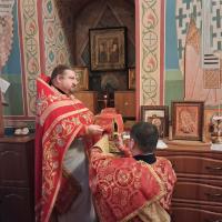 Гурий, Самон и Авив – прошли все испытания — огонь и меч, и сейчас торжествуют в Небесной Святой Церкви, а мы грешные бежим в церковь, как только наступает трудная жизненная полоса, какое-то огорчение или обида, и ищем, кому помолиться, чтобы получить защиту. Русская мудрость продолжает глубокий смысл стихов Царя Давида — жизнь прожить – не поле перейти. Как же прожить ее, не раскисая на первой кочке, кто поможет, кто утешит? Господь утешит по молитвам святых, которые не только свои грехи омыли мученической кровью, выстояв в вере до конца, но и заслужили перед Богом право за нас грешных возносить заступнические молитвы.