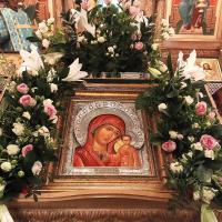 4 ноября Русская Православная Церковь совершает празднование в честь Казанской иконы Божией Матери. Этот праздник был установлен в память об избавлении Москвы и России от иноземных захватчиков в 1612 г. Во время сражения русского народного ополчения с польскими захватчиками, список Казанской иконы находился в войсках князя Димитрия Пожарского. Икона, сопутствовавшая русским в течение всего похода, была поставлена в Москве на Красной площади, против Никольских ворот Кремля. Вскоре Москва была полностью очищена от вражеского нашествия.