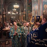 Введение во Храм Пресвятой Владычицы нашей Богородицы и Приснодевы Марии.  История этого светлого праздника отсылает нас к тому дню, когда Дева Мария впервые вошла в Иерусалимский Храм. Когда Богородице исполнилось три года, ее родители Анна и Иоаким решили, что пришло время исполнить обещание, данное Богу. Они привели дочь к стенам храма – с этого дня жизнь Марии должна быть посвящена служению Ему.  Дева Мария жила и служила при Иерусалимском Храме. Она усердно изучала Священное Писание и безустанно проводила свои дни в молитве. Спустя годы Мария была обручена праведному Иосифу. Так началась славная и непростая дорога Божией Матери.