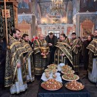 27 февраля, в пятницу первой седмицы поста после литургии Преждеосвященных Даров освящается коливо – сваренные с медом зерна пшеницы. Коливо освящается в память святого мученика Феодора Тирона, явившегося в начале Великого поста 362 года во сне Константинопольскому архиепископу Евдоксию и предупредив об осквернении еды на рынках идоложертвенной кровью, дал совет вместо оскверненной пищи употреблять в течение недели коливо.