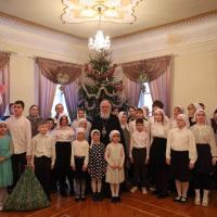 9 января, несмотря на снежные заносы и не прочищенные дорожки, учащиеся воскресной школы с педагогами и родителями ходили поздравлять владыку Климента с Рождеством Христовым и потом колядовали в Троицком соборе, Никитском, Предтеченском храмах и храме жен Мироносиц, прославляя новорожденного Христа. Все получили массу удовольствия. Христос Рождается, - Славим его!