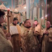 Великий пост начинается с трёхнедельного подготовительного периода. За это время православные верующие постепенно ограничивают свой рацион, исключая молочные продукты, мясо, яйца и рыбу, подготавливаясь таким образом к самому длительному и строгому посту в году. Главная цель — внутреннее очищение, воздержание от гнева, осуждения, сквернословия. Сам пост длится семь недель, каждая из них имеет собственное название и установленное церковное значение. Ключевые дни каждой седмицы — воскресенья, в которые раскрывается основная тема соответствующей недели. В православном календаре словом «неделя» обозначается воскресный день, а словом «седмица» — неделя в современном понимании.