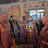 7 марта 2026 года — первая Родительская суббота Великого поста. Она приходится на завершение второй седмицы — недели, посвящённой святителю Григорию Паламе. Для миллионов православных христиан это день, когда повседневные дела отступают, а на первый план выходит самое важное — память о тех, кого больше нет рядом.  Родительские субботы названы так не потому, что в этот день поминают только родителей. «Родители» в церковнославянском языке — это все предки, все ушедшие, все, кто был до нас. В эти дни Церковь призывает молиться за всех усопших православных христиан — родных и незнакомых, близких и далёких, тех, о ком помнят, и тех, о ком забыли.