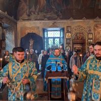 Акафист Похвала Богородице — это молебное благодарственное пение, посвященное Той, Которая родила Спасителя всем миру. Раз в году — на пятой неделе Великого поста — верующие собираются в храме, чтобы вместе обратиться к Ней. Есть немало хвалебных песен, посвященных Иисусу, святым, церковным праздникам, но все они появились позже, чем Акафист Богоматери. И до сих пор это единственный из всех акафист, который вписан в богослужебный устав и включен непосредственно в церковную службу.