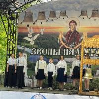 Христос Воскресе! Учащиеся воскресной школы Предтеченского духовно-просветительского центра, вокальный ансамбль «Звонница» (педагог Ксения Преслицкая) приняли участие в открытии Межрегионального пасхального фестиваля колокольного звона «Звоны над Угрой», которое состоялось 16 мая 2026г. в городском парке культуры и отдыха.