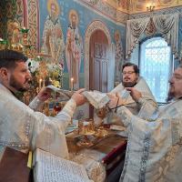 Он — не просто провозвестник воли Божьей, не просто наставник народа и обличитель греха, как ветхозаветные пророки. Иоанн — Предтеча Христа, и его главная задача — подготовить мир к приходу и явлению Спасителя.  7 июля, Рождество честного славного Пророка, Предтечи и Крестителя Господня Иоанна. В этот светлый день, храм святого пророка Иоанна Предтечи в Калуге, отметил свой престольный праздник. Накануне вечером всенощное бдение с литией, возглавил игумен Мефодий (Пронькин), сослужили ему клирики храма.