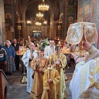 19 августа Святая Церковь вспоминает Преображение Господне - чудо явленное избранным апостолам и до времени воскресения остававшееся сокрытым. В этот день также освящаются начатки плодов и овощей - в народе данный праздник из-за этого называют 