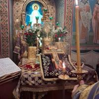 27 сентября, Воздвижение Честного и Животворящего Креста Господня, или Крестовоздвижение. Празднование связывают с обретением в 326 году важнейшей христианской реликвии — креста, на котором был распят Иисус Христос. Пришедший к власти в начале столетия император Константин Великий издал Миланский эдикт, прекративший многовековые гонения на христиан. Император задался целью восстановить христианские святыни и поручил своей матери, царице Елене, разыскать крест, на котором встретил смерть Спаситель. В ходе раскопок на Голгофе были найдены три креста, гвозди и табличка с именем Иисуса. Табличка лежала отдельно, поэтому, чтобы определить подлинность святыни, каждый из крестов по очереди прикладывали к тяжело больной женщине (по другим версиям — умершего). Когда третий крест коснулся ее, произошло чудесное исцеление (воскрешение).
